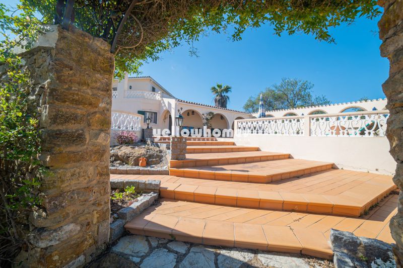 A 4-bedroom villa with central heating and pool near Boliqueime